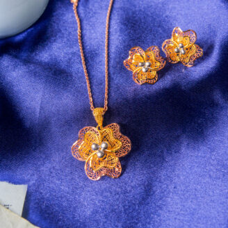 Intricate Floral Lattice in Bloom