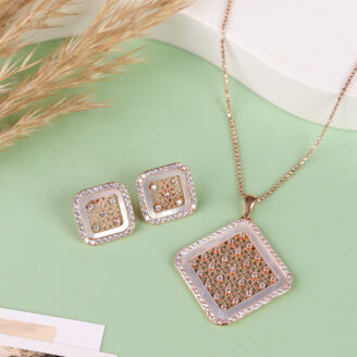 Intricate Filigree In Gold And Diamond Glitz