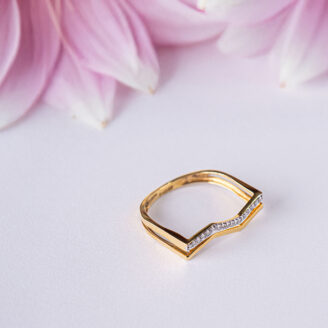 Graceful Wavy Ring