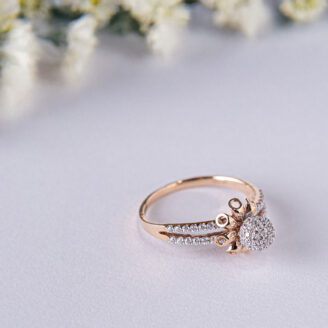 Gleaming  center Pearl  Ring