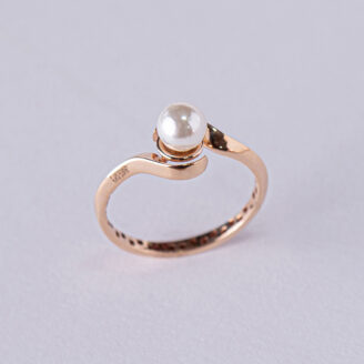 Eternal Elegance in Pearl Ring
