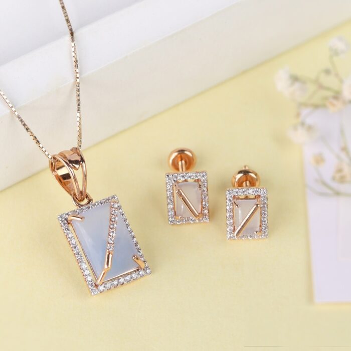 square-gold-pendant-set